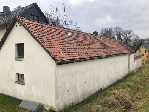 Aus alt mach neu. Abriss Biberschwanzeindeckung und Neueindeckung mit Trapezblech in Ral 7016 mit Schneefang