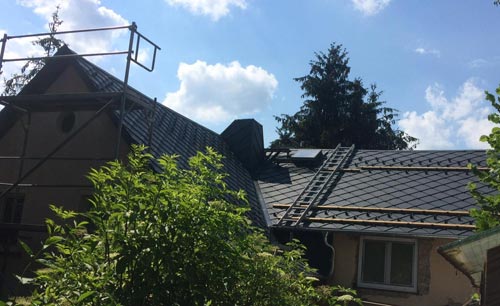 Dacheindeckung Raute 29x29 in Anthrazit mit Schneefanghaken